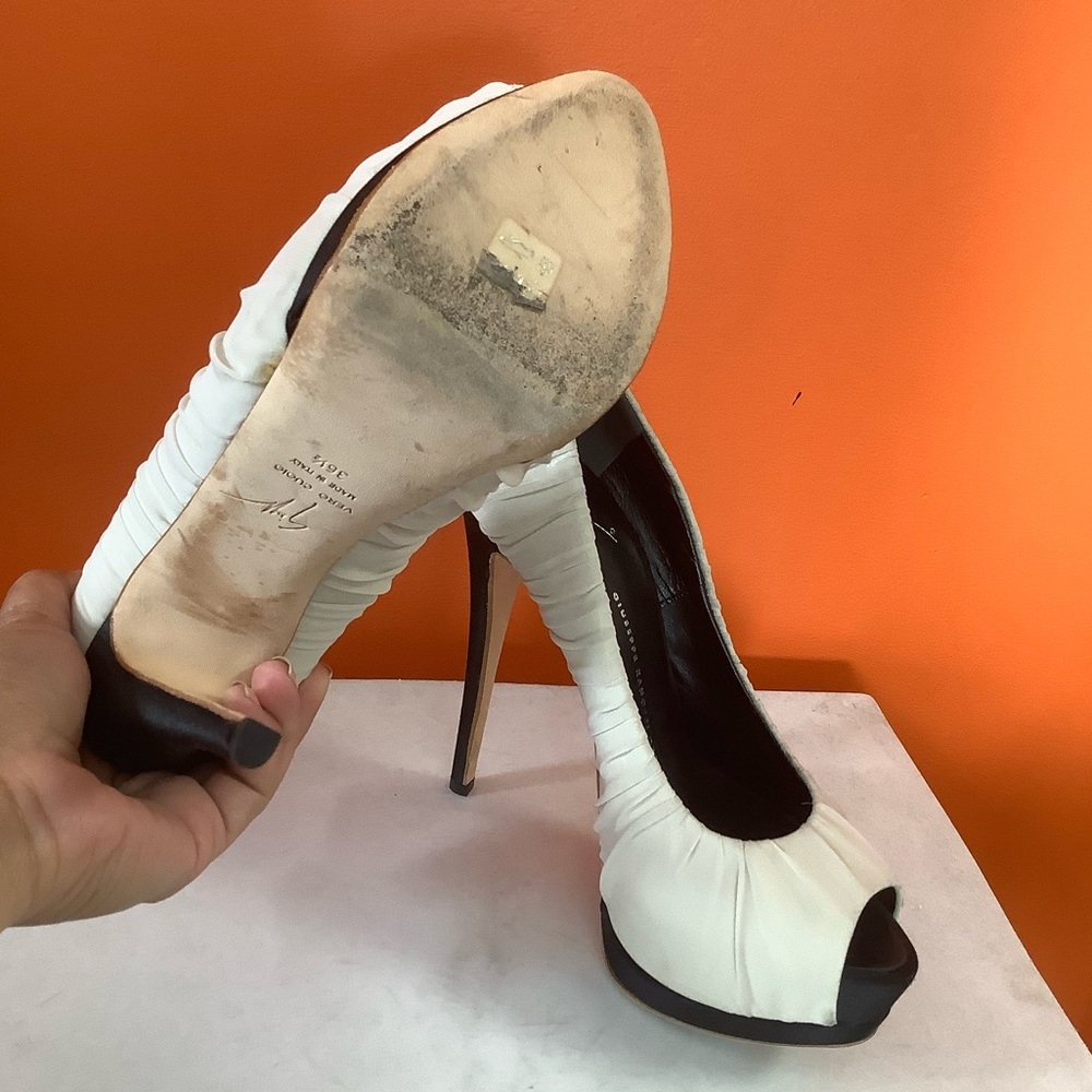 Gorgeous Giuseppe Zanotti Silk Pumps - Picture 7 of 9